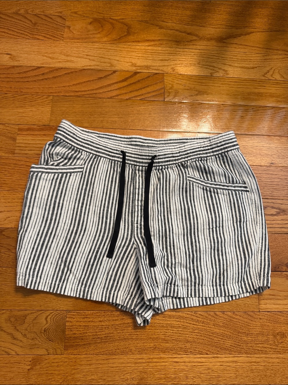 GAP Women's Size Large Shorts -
Great Condition